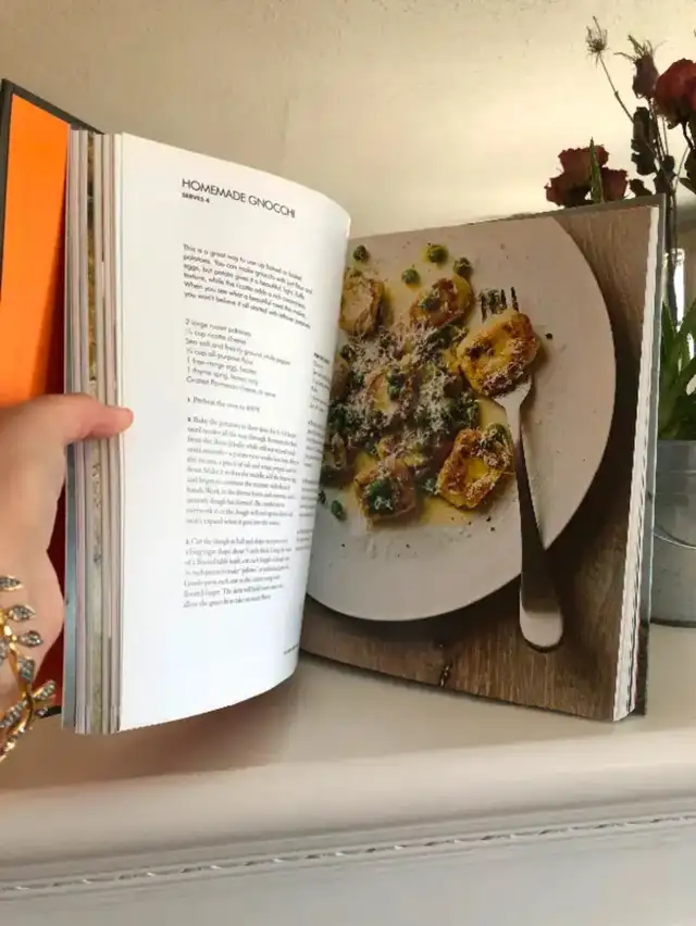 Hardcover New York book  (Centertown Ottawa) in Bookcases & Shelving Units in Ottawa - Image 6