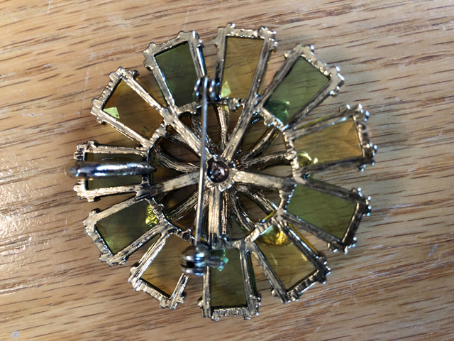 Vintage Green/Gold 2” brooch/pendant in Jewellery & Watches in Kitchener / Waterloo - Image 2