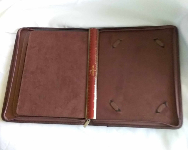 Assured Craft Leather Tablet Carrier Padfolio in Other in City of Toronto - Image 2