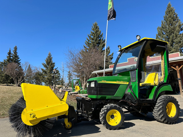 John Deere 2210 tractor heated cab  plus broom in Lawnmowers & Leaf Blowers in Red Deer