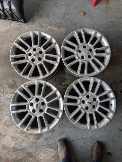 Offering a set of four OEM Ford 18-inch rims, these wheels are sturdy and ready for a new vehicle; t...