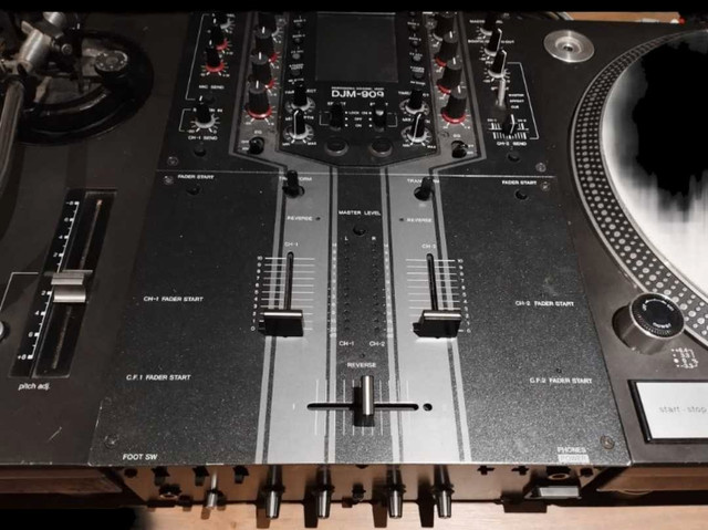 Technics SL-1210MK5 direct drive turntables and Pioneer DJM-909 in Performance & DJ Equipment in Mississauga / Peel Region - Image 2