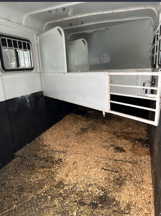 Gooseneck 3 horse slant horse trailer in Other in Sault Ste. Marie - Image 3