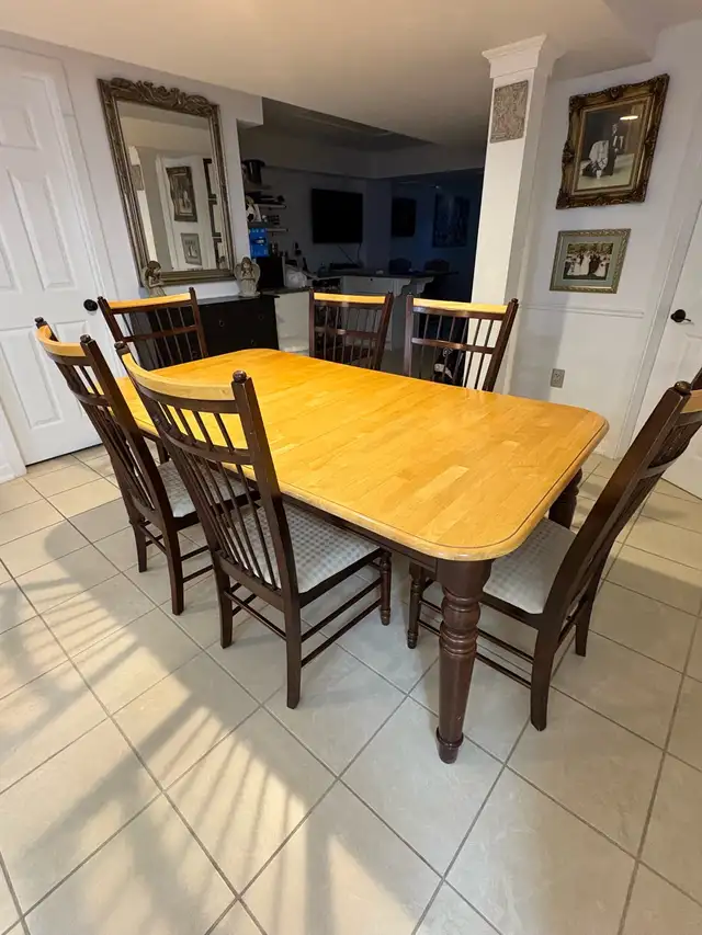 kitchen table and chairs in Dining Tables & Sets in Markham / York Region - Image 3