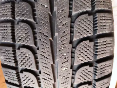A vendre 4 pneus usage's type Flat Tires pour SUVS , $60 chaque. 4 used winter Flat Tires for sale a...