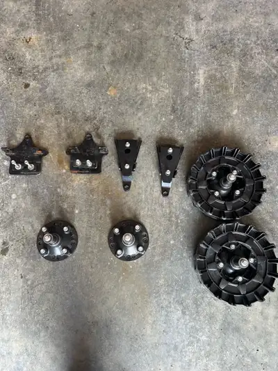 Ce kit d'installation de chenilles Camso T4S d'occasion est en bon état et prêt à être installé. Vér...