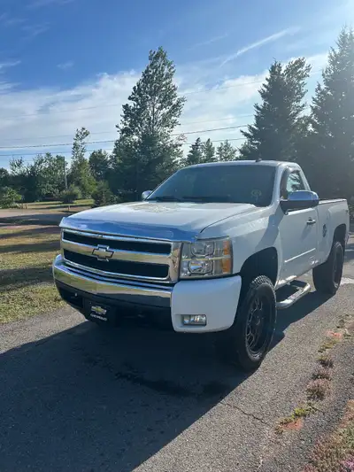 - 4x4 - 3" Lift Kit - Aftermarket Tires and Rims - Magna Flow Exhaust - Tow Hitch Bracket - A/C - Ne...
