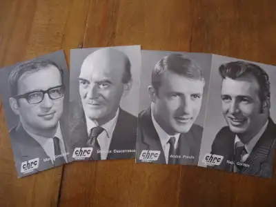 Anciennes photos publicitaires (publicité) des commentateurs du poste de radio CHRC. 5 x 3.25 pouces...