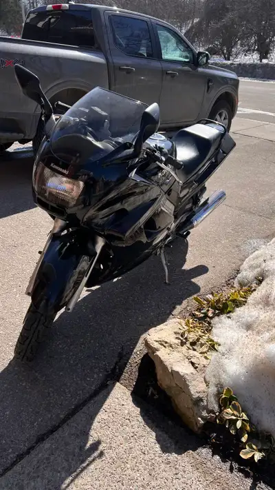 2005 Kawasaki ZZR 250cc in black. Starts and runs and the Ontario ownership is in my name. Great lig...