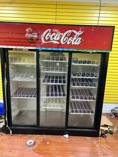 Selling a Coca-Cola fridge, ideal for commercial use. It's a used unit, so it has some wear and tear...