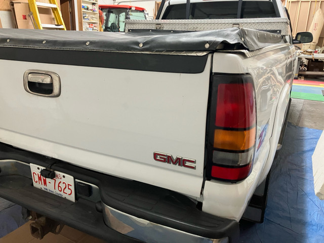 GMC Sierra Z71. 2005  in Cars & Trucks in Medicine Hat - Image 3