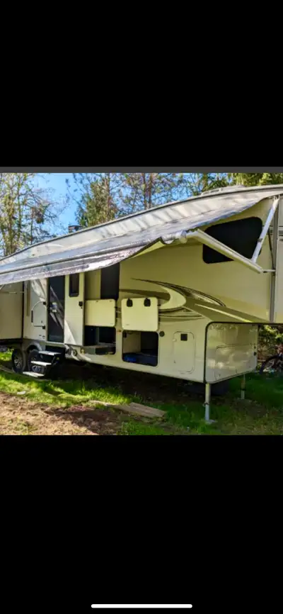 Auvent motorisé Jayco de 20 pieds utilisé 2 saisons. Toute la quincaillerie incluse, prête à emporte...