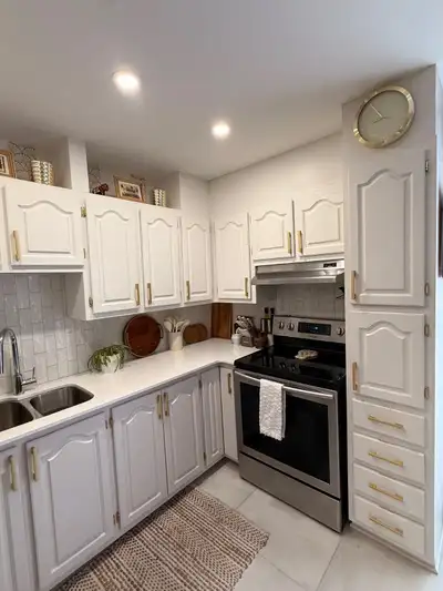 French will follow : Bright, spacious and stylish two-level condo with 2 bedrooms and 2 bathrooms, f...