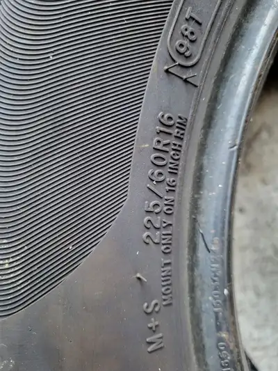4 Pneus d'été en très bon état (4 summer tires) 225/60R16 all season Nego : 438-807-1456