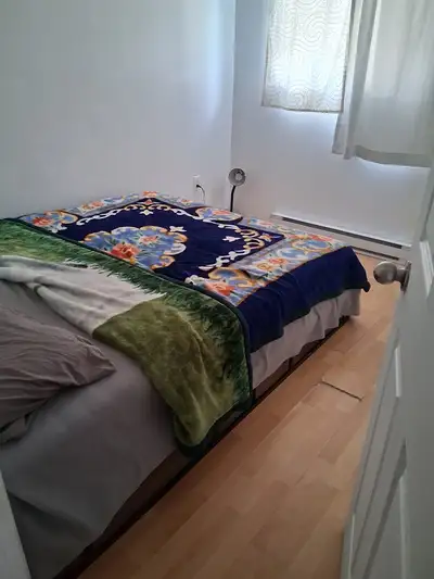 Belle chambre meublée dans un appartement. Bureau et dressing. Dernier étage d'un immeuble de faible...