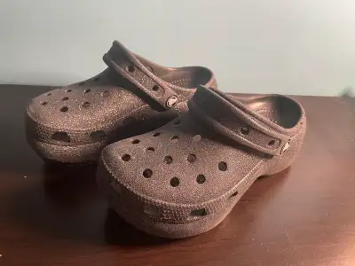 Brand New Crocs Women’s Classic Platform Glitter Clogs – Size W5, View more