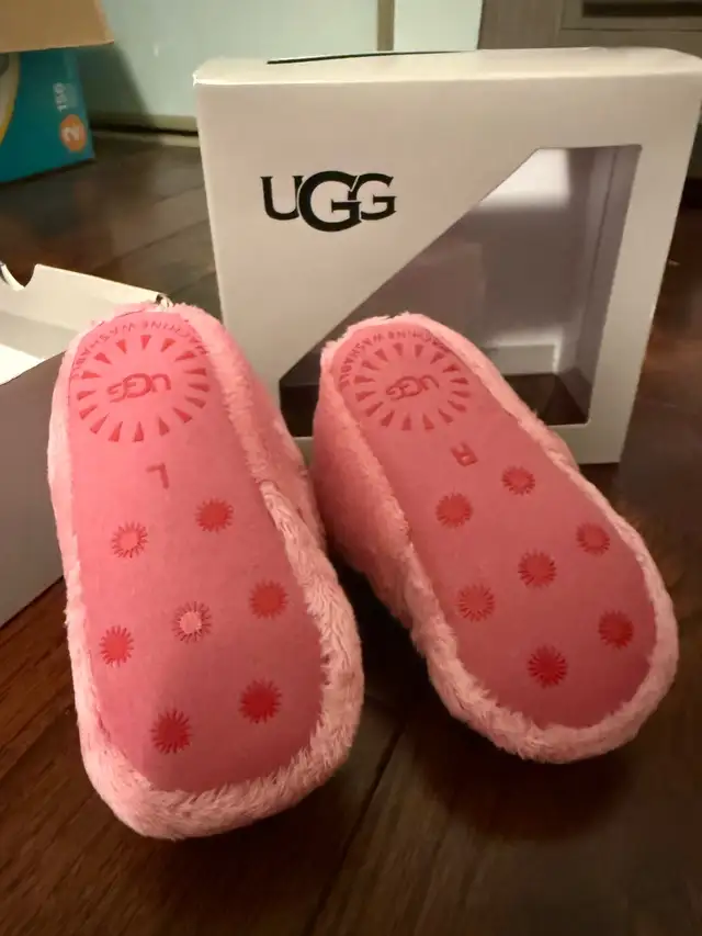 UGG Baby I Bixbee Ankle Boot Pink- size 12-18months in Clothing - 12-18 Months in Markham / York Region - Image 4