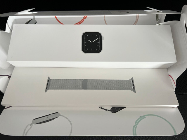 Apple Watch Series 5 44mm stainless steel LTE with Milanese loop dans Bijoux et montres  à Laval/Rive Nord - Image 3