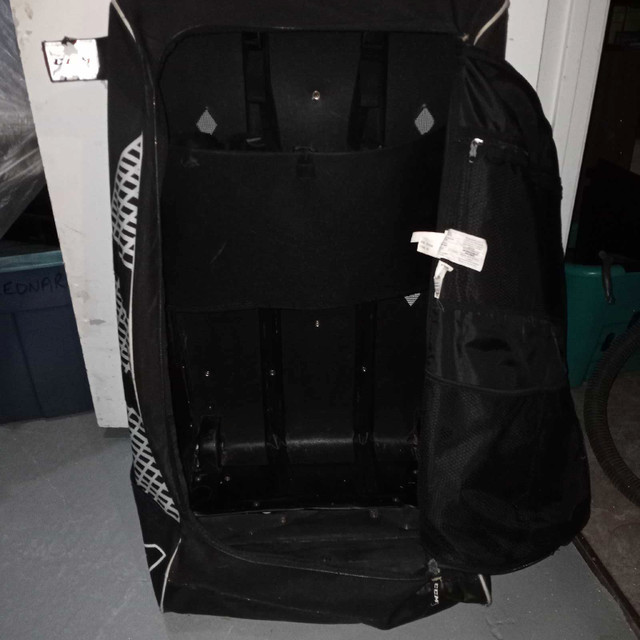 CCM wheeled stand up hockey bag  in Hockey in Owen Sound - Image 2