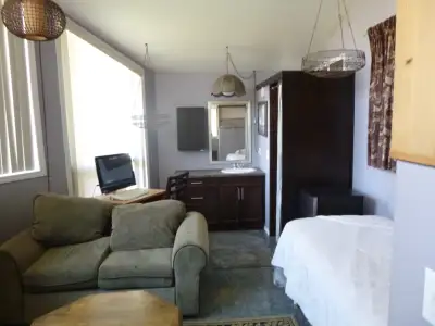 Seeking roommate for comfortable Meadowlark home