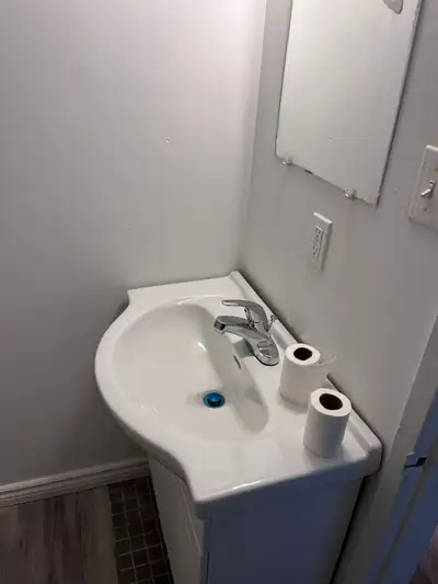 Single room available in a shared 2 bedroom basement unit. Located in the Glengarry community near N...