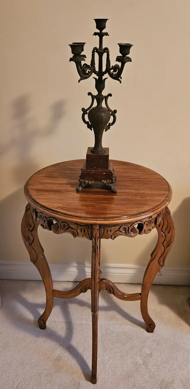 VINTAGE 1940'S WALNUT CARVED FRENCH STYLE SIDE LAMP TABLE -  USA in Coffee Tables in City of Toronto - Image 4