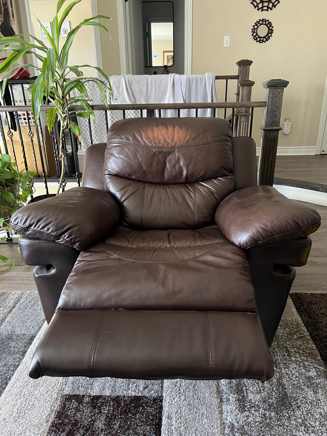 100% AUTHENTIC ITALIAN LEATHER SOFA & ARMCHAIR RECLINER SET in Chairs & Recliners in Markham / York Region - Image 4