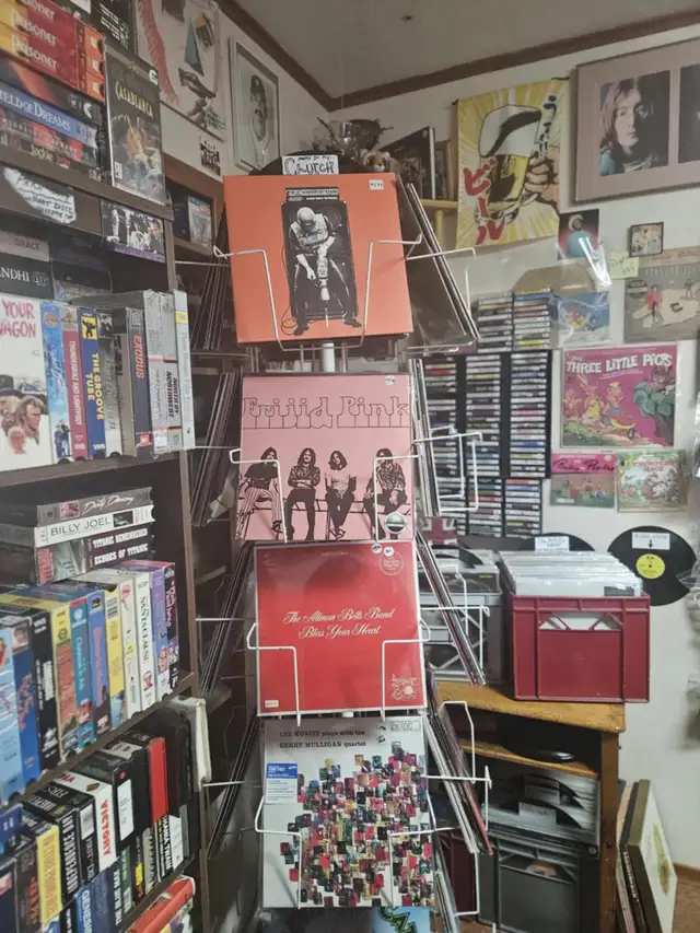 Vintage & Vinyl RECORDS STORE is OPEN 11am to 5pm in Arts & Collectibles in Windsor Region - Image 11