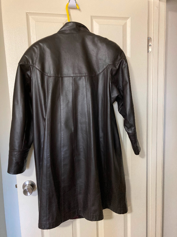 Women’s 100% leather coat size medium dark chocolate brown/black in Women's - Other in Timmins - Image 2