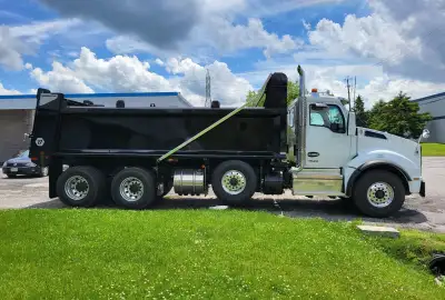 NEW - READY TO WORK. NO WAIT TIME. ONLY 3 LEFT. This 2024 Kenworth T880 Tri-Axle is fully built and...