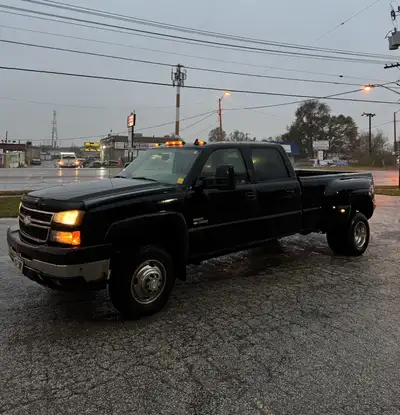 Duramax 3500 diesel 270,000km fully loaded heated seats Bose sounds system only 2 owners very well k...