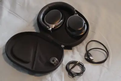 Bose's top of the line QC headphones. Great condition, minor cosmetic wear. $500+ retail, priced to...