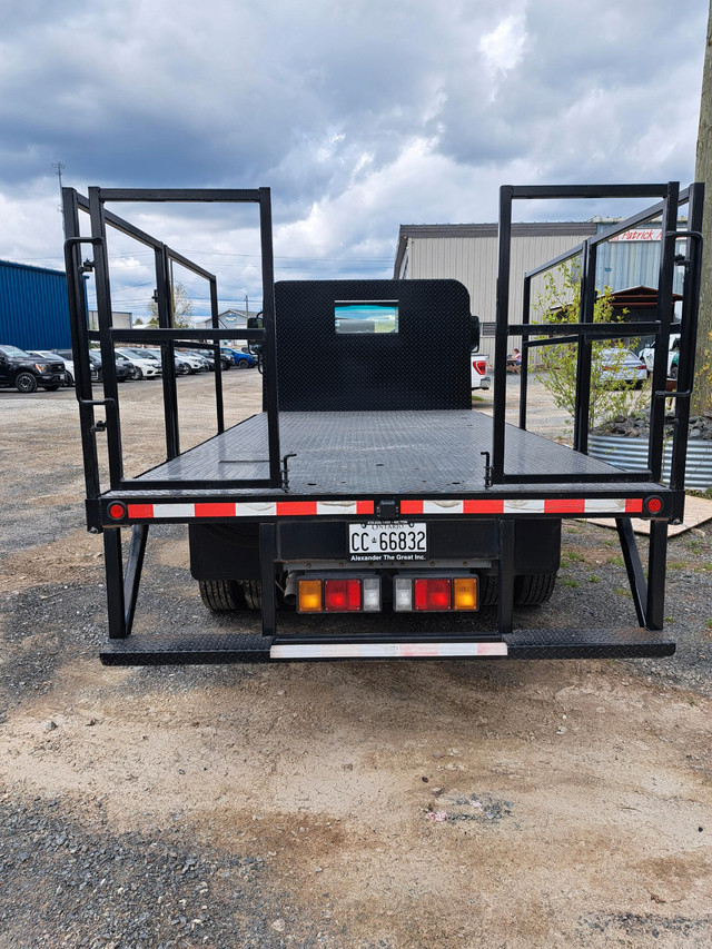 2022 ISUZU NPR-HD GAS, 14' FLAT DECK ( LOW KM'S) in Cars & Trucks in Sudbury - Image 4