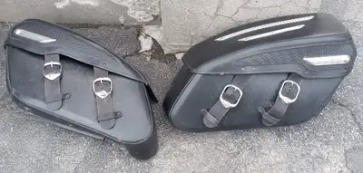 A pair of leather hard cases with chrome accents. Off a 1999 Road King Classic. Would need hardware...