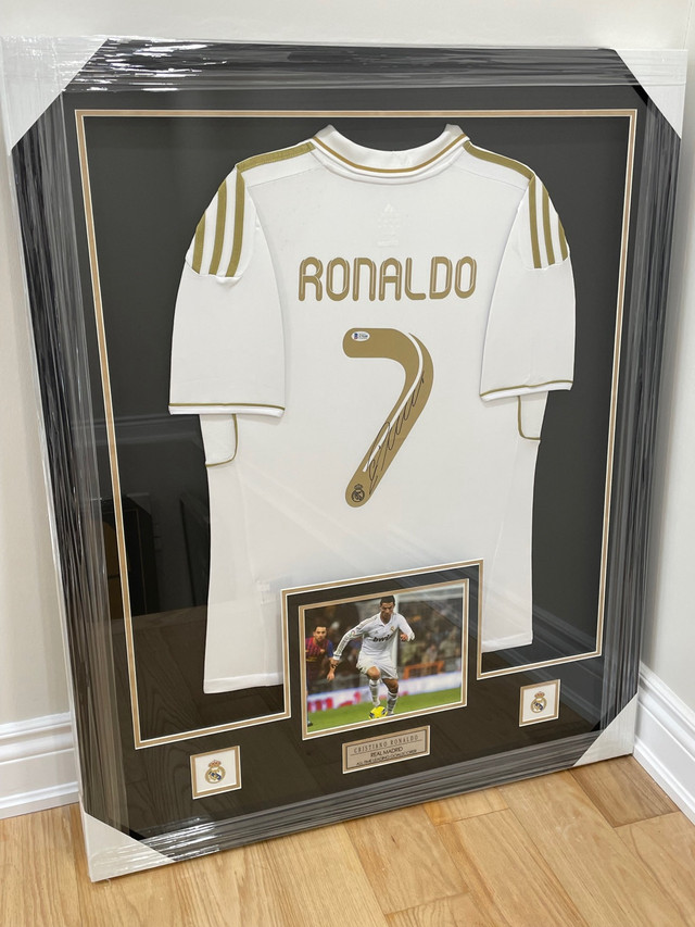 Ronaldo signed jersey with *Coa Beckett * in Arts & Collectibles in Mississauga / Peel Region