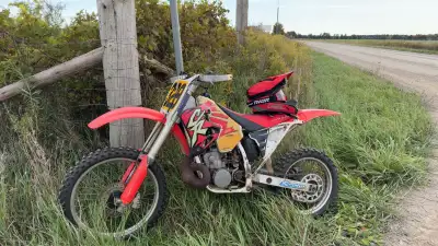 1994 Honda Cr 250 Engine is it running , kicks over 0 compression. Has lots of new parts Things scar...