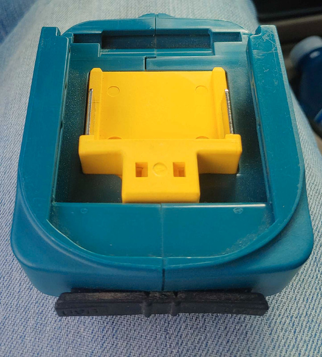 makita battery adapter in Power Tools in Windsor Region - Image 3
