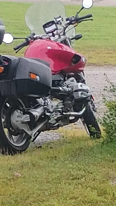 Moto en excellente condition avec 93 000km,viens avec pneu neuf arrière, batterie neuve,starter neuf...