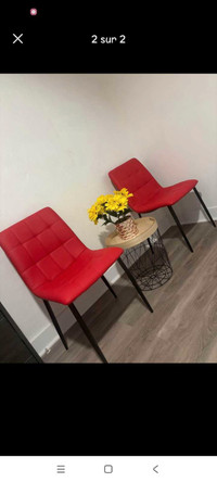 Deux chaise rouge très neuves, une table décorative et un pot fl