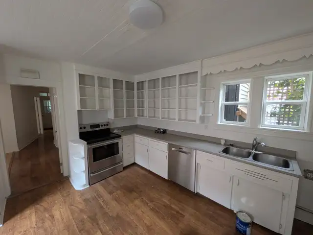 Downtown 2 Bedroom + Den | Newly Renovated | Near UNB & Park