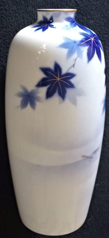 RARE Mint Vintage Japanese Fukagawa Porcelain Cobalt Koi Vase! in Arts & Collectibles in London - Image 4