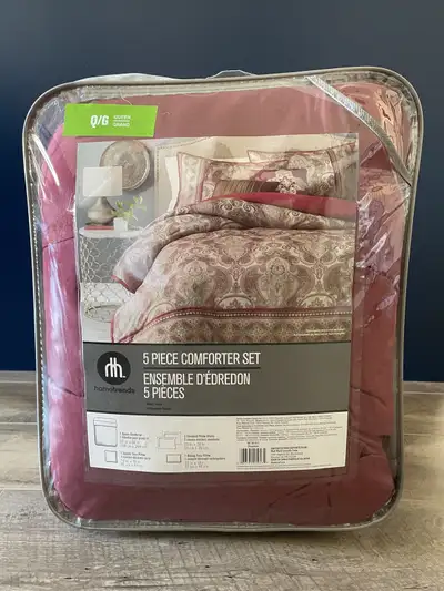 Enhance your bedroom with this elegant, Home Trends 5-piece queen comforter set, featuring a stylish...