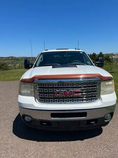 2011 GMC DUALLY diesel for sale with 8 ft box and fifth wheel hitch. It comes with almost new tires...