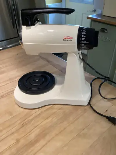 Model MM89C-1. Very good condition. Comes with beaters, dough hooks and two made in Korea stainless...