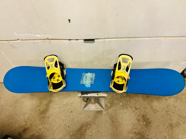 Burton snowboard 156 cm with Burton Mission medium bindings in Snowboard in Markham / York Region - Image 5