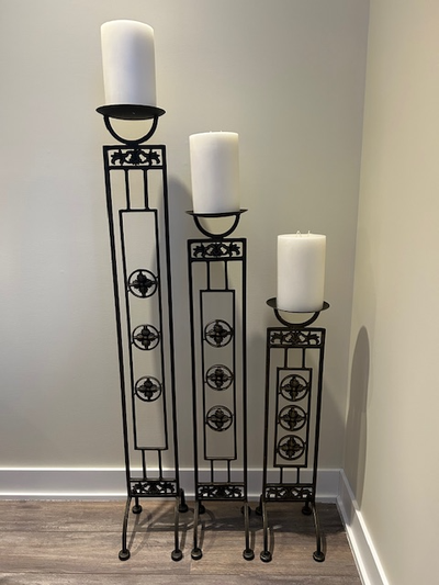 Ensemble de 3 chandeliers sur pied, fer forgé, fini antiqué, View more