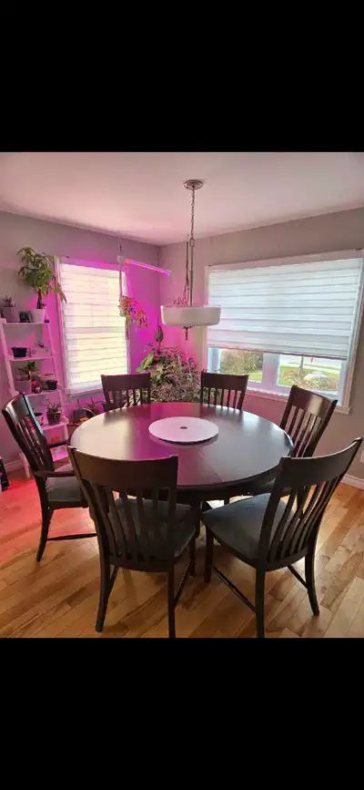 Table ronde 60 pouces en Noyer, 6 chaises, View more