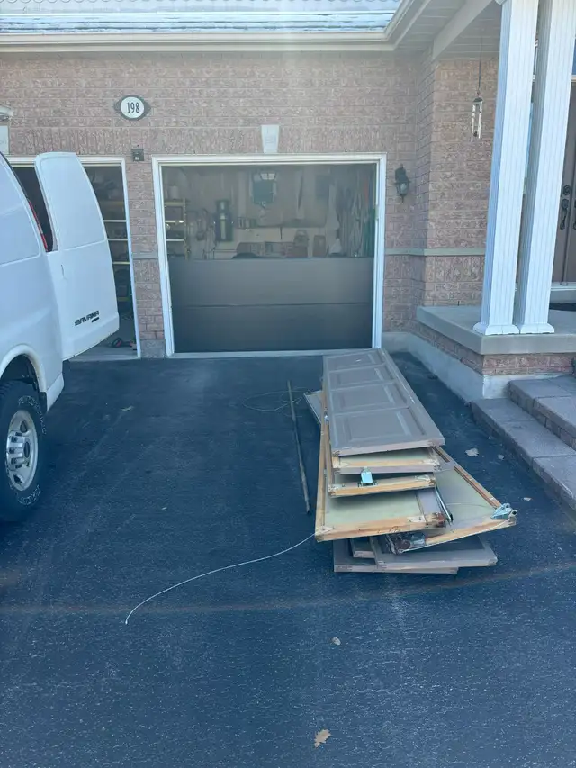 Affordable garage door services in Garage Door in Markham / York Region - Image 10