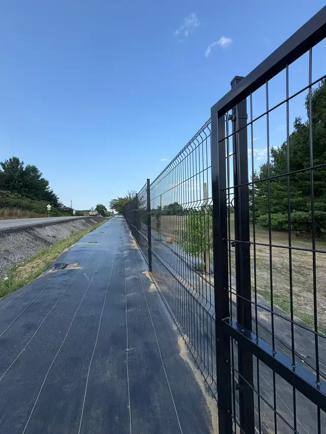 3D Curve Mesh Fence Panels 6 FT T x 10 FT W in Other in City of Toronto - Image 4