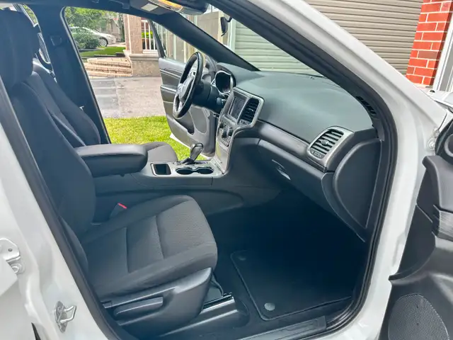 2011 Jeep Grand Cherokee Laredo – Minor issue, full transparency dans Autos et camions dans Ottawa - Image 10